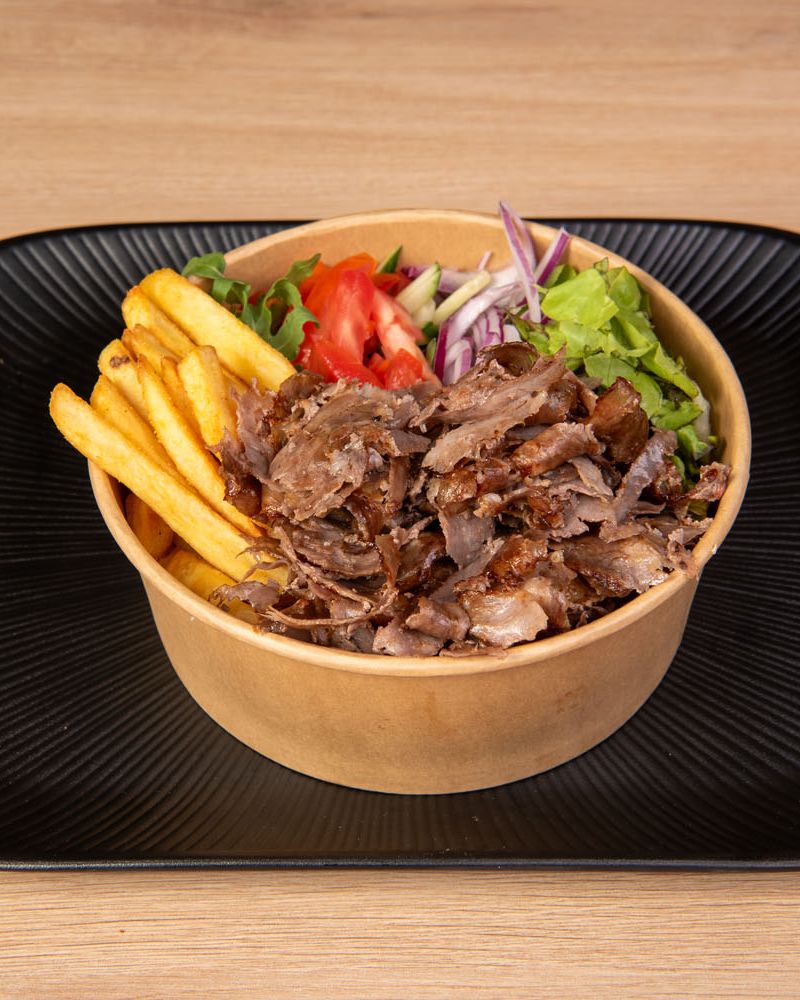 Beef-Bowl mit Pommes, Tomaten, roten Zwiebeln und Salat