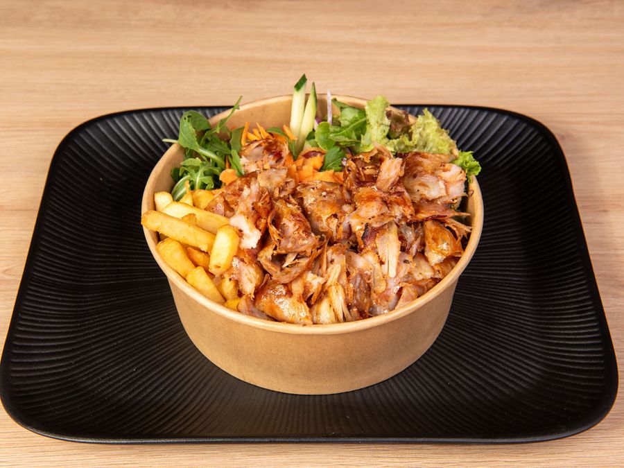 Chicken-Bowl mit Pommes, Rucola und Karotten