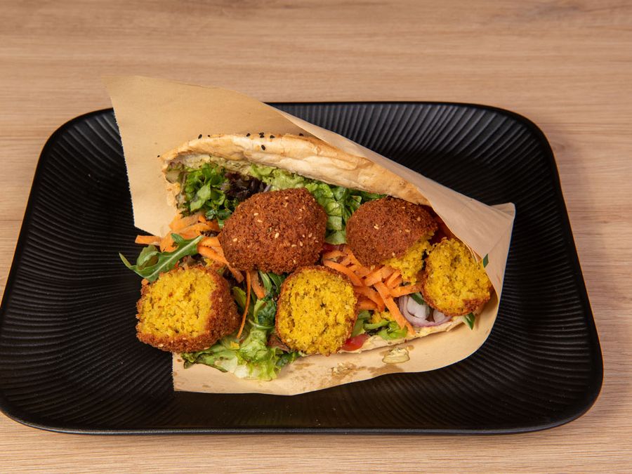 Falafel-Sandwich mit Salat und Karotten