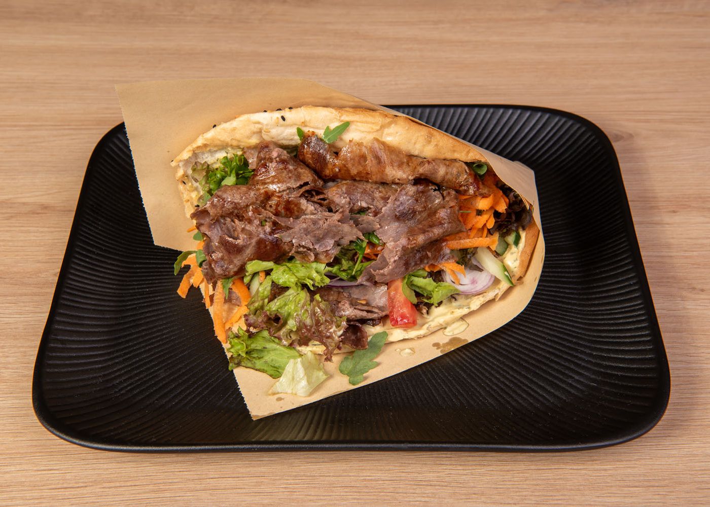 Steak-Döner mit Salat und Karotten im Fladenbrot